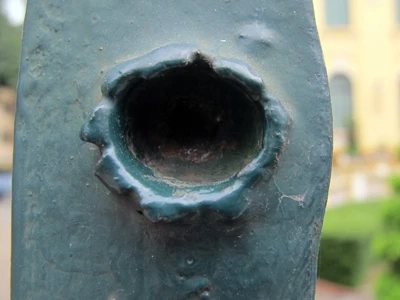 Cận cảnh hàng trăm vết đạn ghim vào hàng rào sắt ảnh 3