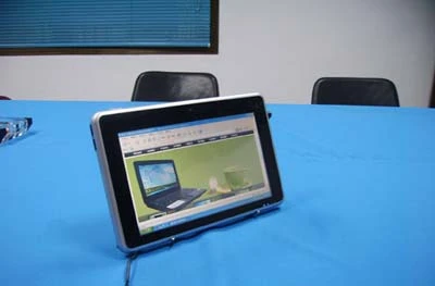 Đế đỡ sau khá "mộc mạc".