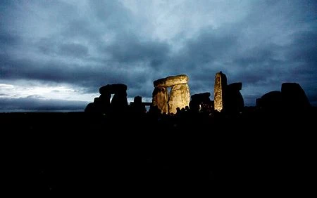 Đón bình minh ngày dài nhất trong năm tại Stonehenge ảnh 4