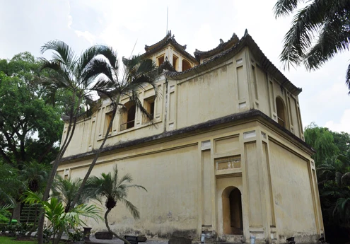 Hoàng thành Thăng Long là quần thể di tích gắn với lịch sử kinh thành Thăng Long, được các triều đại xây dựng trong nhiều giai đoạn lịch sử. Thành bao quanh bởi đường Trần Phú - Điện Biên Phủ - Độc Lập - Hoàng Văn Thụ - Hoàng Diệu - Phan Đình Phùng và Nguyễn Tri Phương. Ngày 1/8, khu di tích trung tâm Hoàng thành Thăng Long được UNESCO công nhận là Di sản Văn hóa thế giới. Phạm vi di sản được thế giới công nhận chính là khu khảo cổ 18 Hoàng Diệu và các di tích cạnh đó. Đây chính là trục trung tâm của Cấm Thành còn sót lại, gồm: Cột cờ - Đoan Môn - Kính Thiên - Hậu Lâu và Bắc Môn. Đoan Môn, cửa chính đi vào Hoàng thành Điện Kính Thiên, nơi vua và các bá quan trong triều họp bàn quyết định việc nước. Đây vốn là trung tâm của Hoàng Thành. Hậu Lâu, nơi các cung tần mỹ nữ ở. Kiến trúc Hậu Lâu gồm các lớp mái lầu lợp bằng ngói ống, các mái đao trang trí đầu rồng. Cổng dẫn vào điện Kính Thiên được xây gạch với kiểu nóc mái chồng 2 lớp. Súng thần công bằng gang trước cửa điện Kính Thiên Rồng đá trước điện. Thành Bắc Môn được xây bằng đá tảng, gạch nung rất kiên cố từ triều Nguyễn Hai vết đại bác của quân Pháp bắn vào thành Hà Nội ngày 25/4/1882 trên thành Bắc Môn. Tổng đốc Hoàng Diệu đã anh dũng chỉ huy quân dân chiến đấu bảo vệ thành. Toàn cảnh Hoàng thành nhìn từ trên cao.