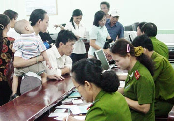 CMND ghi tên cha, mẹ: Bước thụt lùi! ảnh 1