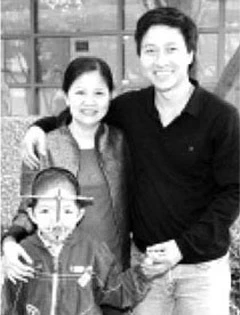 Vợ chồng Quốc Tuấn và con trong những ngày trị bệnh tại Hàn Quốc.