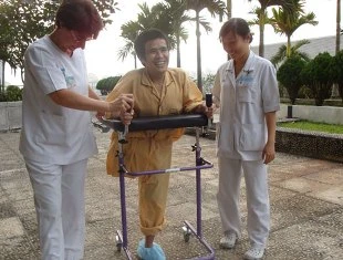 Bệnh nhân mang khối u 90kg tự đứng lên tập đi ảnh 1