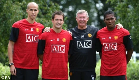 Sir Alex Ferguson với các tân binh: Obertan (trái), Owen (thứ 2 từ trái sang) và Valencia (phải). (Ảnh: Daily Mail).