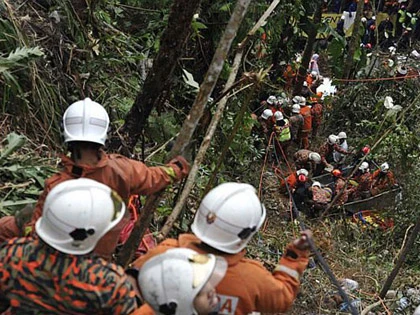 Bị phạt, lao xe buýt vào người đi đường ảnh 3