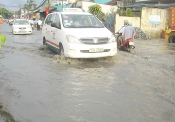 Đường Phan Văn Hớn ngập nặng ảnh 1