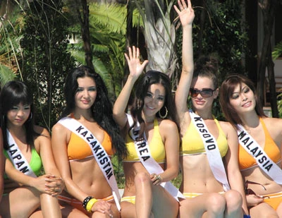 Các người đẹp năm châu đang mong chờ giờ khắc đăng quang. Ảnh: Nhiêu Huy.