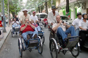 Đông đảo khách nước ngoài đón noel tại TP.HCM. Trong ảnh: du khách đang tham quan trên đường Đồng Khởi.