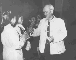 Chủ tịch Hồ Chí Minh tặng huy hiệu của Người cho một số đại biểu dự Đại hội những phụ nữ xuất sắc trong phong trào "Ba đảm đang" của Thủ đô Hà Nội, 2-12-1965.