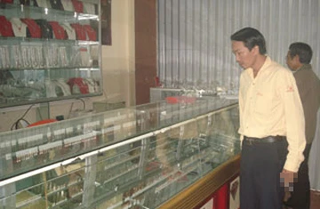 Trộm "dọn sạch" một tiệm vàng ảnh 1