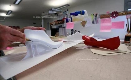 Xem giày nghìn đô được làm ra thế nào? ảnh 12