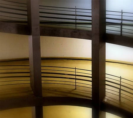 Nhiếp ảnh gia cũng có thể phát hiện ra những hình khối, đường cong, màu sắc trừu tượng và lạ mắt ngay trong các vật thể mà con người quan sát hàng ngày. Ảnh: dedalus11.