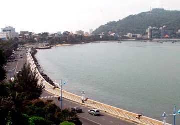 Chúng ta đang tàn phá phố biển ảnh 1