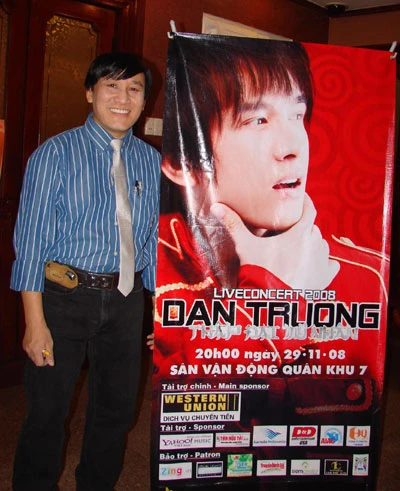 Hoàng Tuấn bên poster chương trình