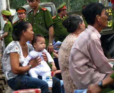 Mẹ ruột bé Như Ý lãnh 5 năm tù, cha dượng lãnh 6 năm tù ảnh 3