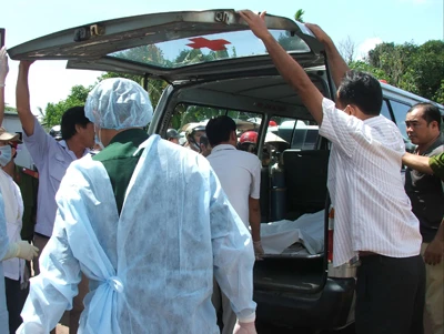 Hình ảnh cứu hộ trục vớt tàu Dìn Ký chìm trên sông Sài Gòn ngày 21-5-2011 ảnh 11