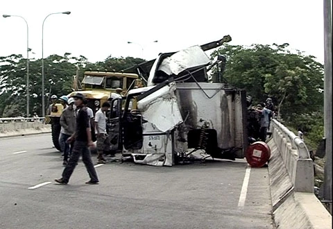 Tài xế ngủ gật, xe container rơi xuống kênh ảnh 3