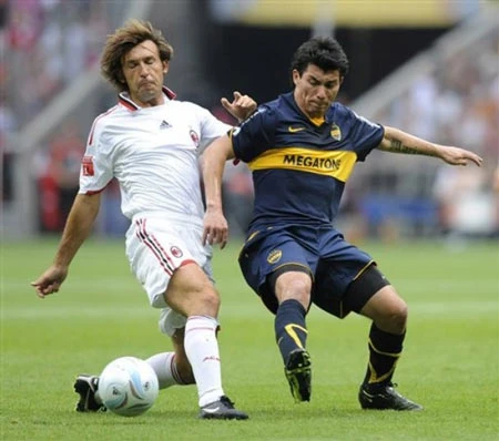 Tiền vệ Andrea Pirlo (trái, Milan) trong trận gặp Boca Juniors tại Cúp Audi
