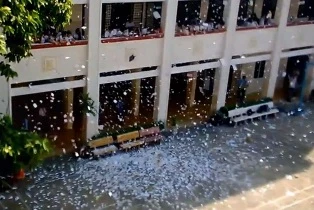 Thấy gì qua việc hàng trăm học sinh xé đề cương? ảnh 1