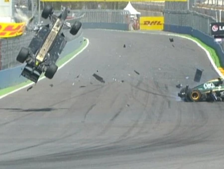 Những khoảnh khắc ấn tượng mùa F1 2010 ảnh 3