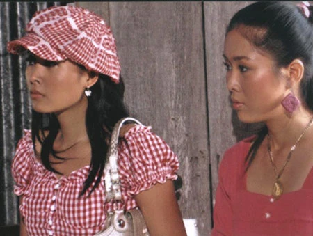 Minh Thư (trái) khá ấn tượng trong vai Miên