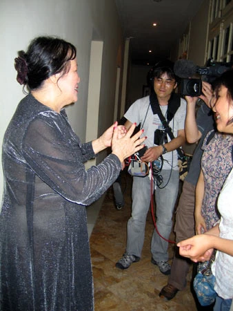 NSND Tường Vi trả lời phỏng vấn đài NHK sau tiết mục của mình.