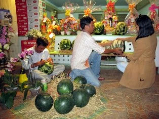 Tác giả “Hà Nội mùa vắng những cơn mưa" đi… bán dưa ảnh 1