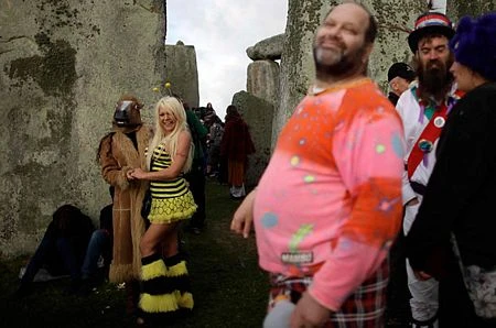 Đón bình minh ngày dài nhất trong năm tại Stonehenge ảnh 15