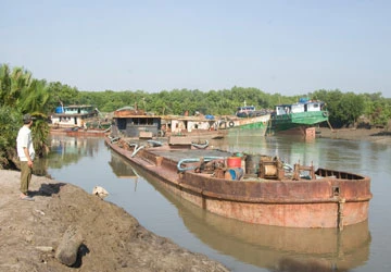 Xà lan thi công làm lở bờ rạch ảnh 1