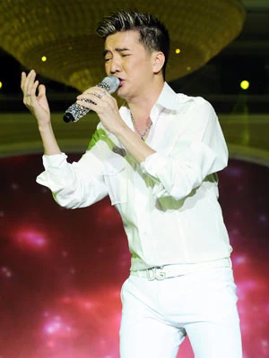 ... hay phóng khoáng với áo sơmi, quần jeans,