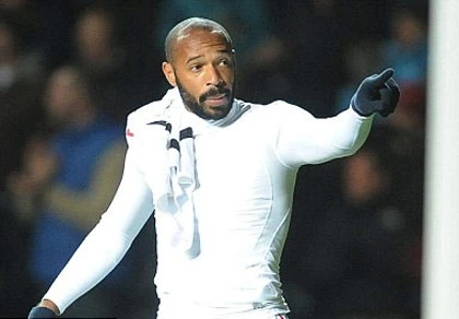 Henry xin lỗi vụ gây hấn cổ động viên ảnh 1