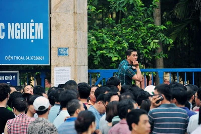 Đạp đổ cổng trường, xô đẩy xin học lớp 1 ảnh 4