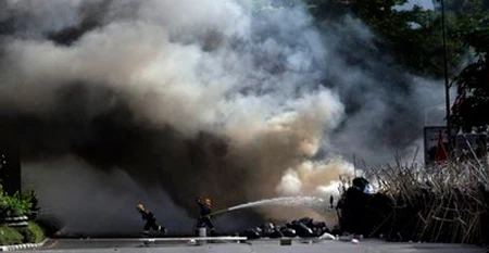 Khói lửa ngút trời ở Bangkok ảnh 5