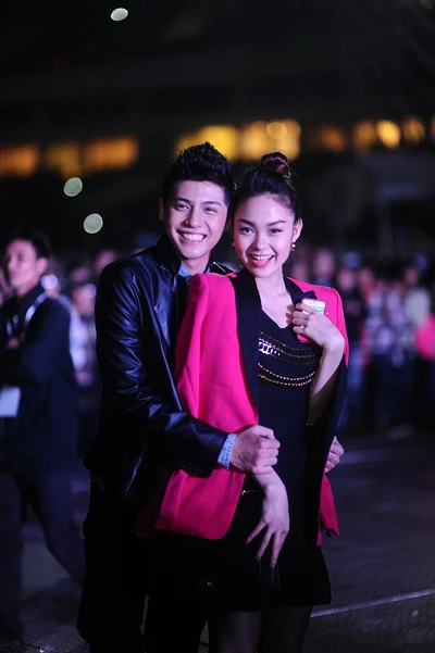 Minh Hằng được Noo ôm chặt khi xem sao Hàn ảnh 4