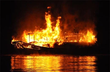 Tàu du lịch bốc cháy rồi chìm trên vịnh Hạ Long ảnh 3