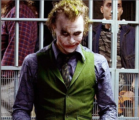 Heath Ledger trong vai Joker (phim Hiệp sĩ bóng đêm). Heath Ledger trong vai Joker (phim Hiệp sĩ bóng đêm).