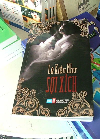 Vẫn bán tiểu thuyết "Sợi xích" dù bị ngưng phát hành ảnh 1