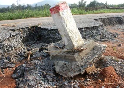 Quốc lộ 1A thủng lỗ chỗ sau mưa lũ ảnh 3