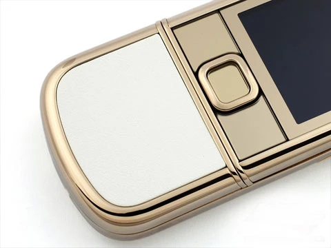 Mặt trước, bên ngoài bàn phím là lớp da màu trắng cao cấp.