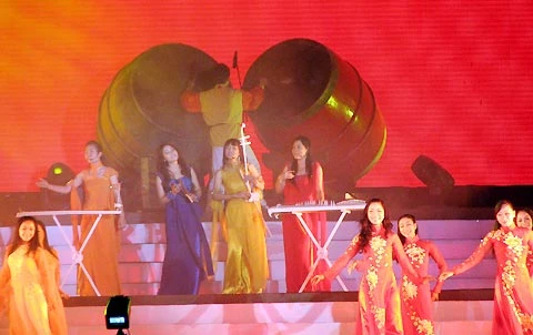 Trẻ trung nhưng đậm tính dân tộc là chủ đề chính của đêm diễn.