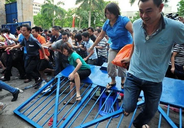 Đạp đổ cổng trường, xô đẩy xin học lớp 1 ảnh 6