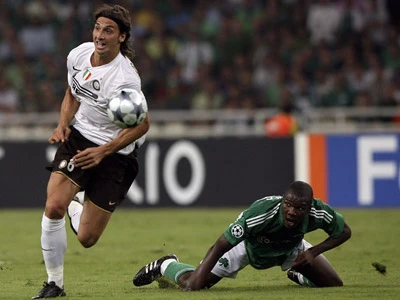 Ibrahimovic là ngôi sao sáng nhất trận đấu khi góp công trong cả 2 bàn thắng của Inter. Ảnh: Getty Images.