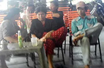 Đám đông đang ngồi chờ trong quán để gặp “thầy” Hai. Đám đông đang ngồi chờ trong quán để gặp “thầy” Hai.