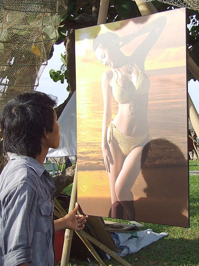 Một vị khách đứng hồi lâu trước chân dung Mai Phương Thúy.