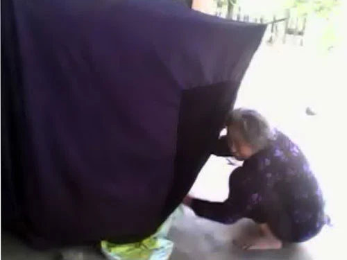 Muốn trị bệnh phải… vô mùng, thoát y! ảnh 2