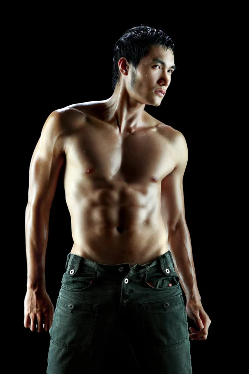 Siêu mẫu Quang Thịnh khoe hình thể rắn rỏi ảnh 1 Siêu mẫu Quang Thịnh khoe hình thể rắn rỏi ảnh 1