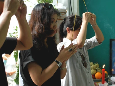 Những phóng viên thân thiết cũng đã đến tiễn đưa anh