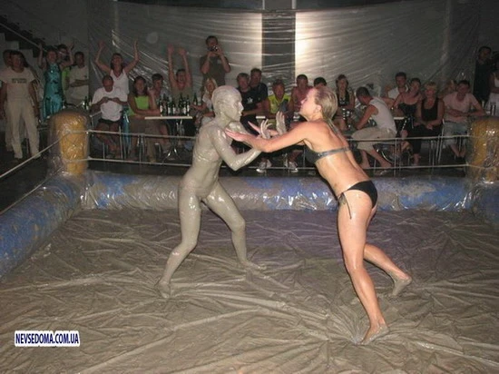 Ngắm những cô nàng xinh đẹp "vật lộn" trong... bùn lầy ảnh 1