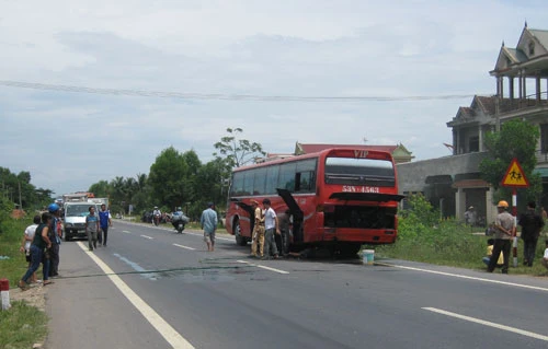 Xe khách bốc cháy, hàng chục học sinh thoát nạn ảnh 2