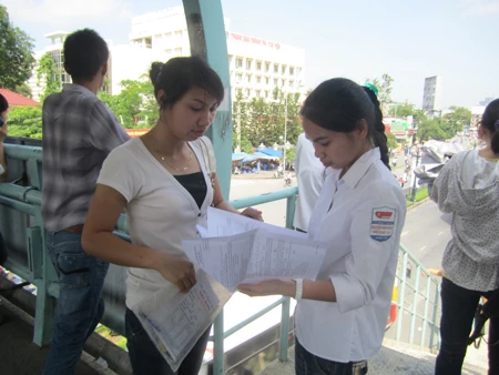 Đề môn Hóa nhẹ nhàng hơn Toán, Lý ảnh 17